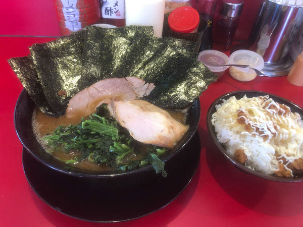 「ラーメン中盛　レン草　豚トロ　のり」@家系ラーメン 王道 神道家の写真