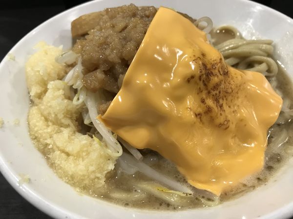 「中ラーメン 300g 930円 とろけるチーズ 70円」@ラーメンフクロウの写真