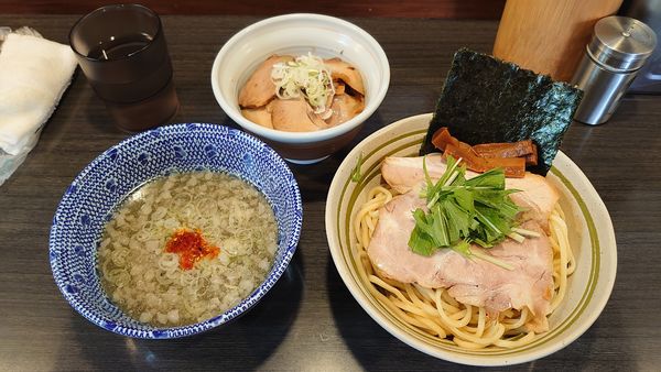 「塩つけ麺（小） 850円 + チャーシュー丼 300円」@ラーメンつけ麺 奔放の写真