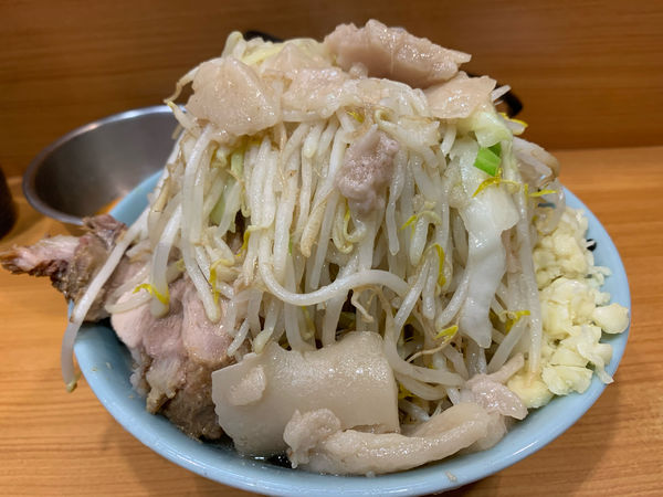 「ドクロ（髑髏）ニンニクアブラマシマシヤサイ　生たまご」@ラーメン二郎 八王子野猿街道店2の写真