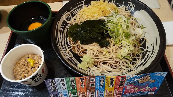 「朝そば玉子・生卵・わかめ変更+納豆(¥370)」@ゆで太郎 竹橋店の写真