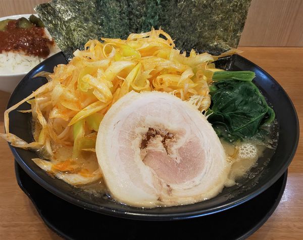 「醤油豚骨ネギラーメン+サービスライス」@横浜家系ラーメン 浅草家の写真