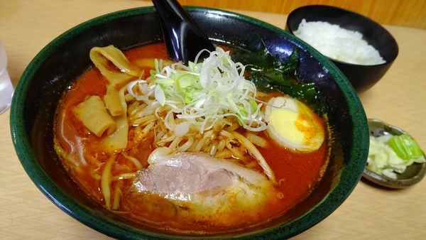 「鉄火麺900円半ライス100円」@味源 河辺店の写真