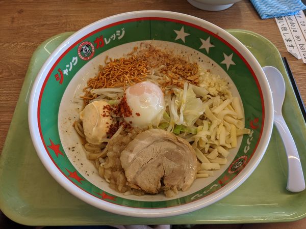 「まぜそば（玉子、全マシ）　780円」@ジャンクガレッジ カインズ羽生店の写真