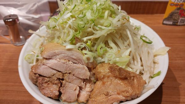 「油そば（醤油）・特盛券（ヤサイネギマシマシ）￥１２２０」@ちばから 蒲田店の写真