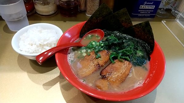 「醤油ラーメン（お得Ｄセット  餃子５個のセットで８００円）」@豚骨らーめん みうら家の写真