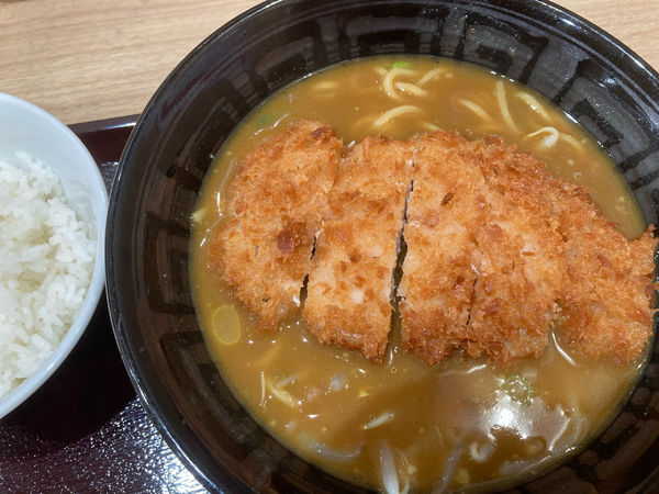 「手仕込とんかつカレーラーメン¥1008+ライス¥105+缶ビール」@カレーハウスCoCo壱番屋 JR武蔵小金井駅北口店の写真