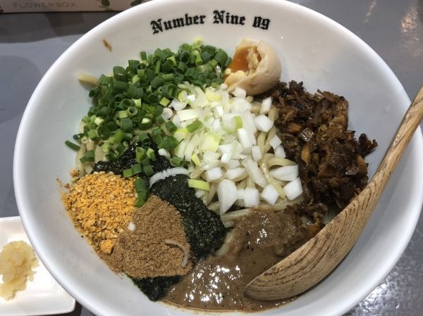 「まぜそば、ニンニク＋和え玉ブラック」@麺Dining Number Nine 09の写真