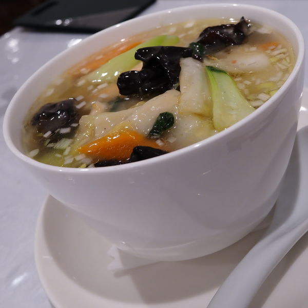 「海老入り塩汁そば　蝦仁湯麺、麺大盛」@鎌倉山下飯店の写真