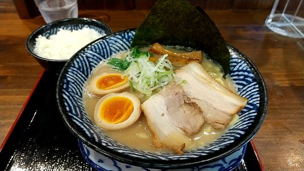 「煮干し豚骨醤油らーめん(780円)」@麺飯食堂 チャアヤの写真