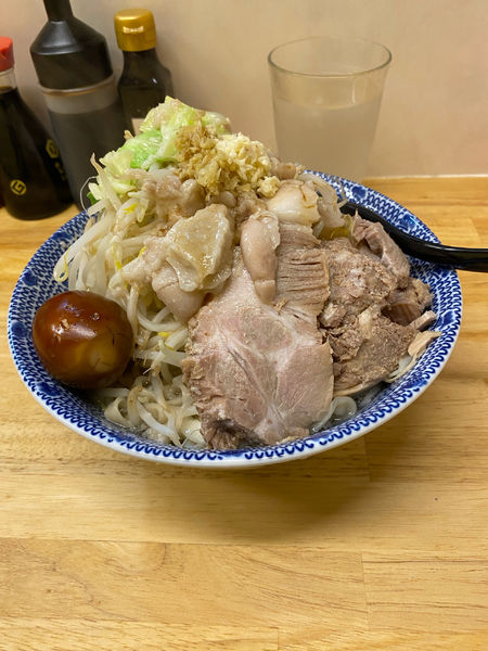 「味玉塩らーめん 極太麺 中盛300g 野菜 アブラ増し ニンニク」@らーめん きじとらの写真