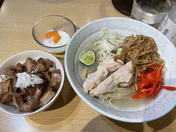「冷やししおらーめん、メンマ、炙りチャーシュー丼、温泉たまご」@麺や そめいよしのの写真