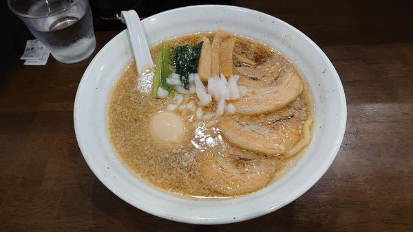 「特製背脂煮干醤油ラーメン 1050円」@自家製多加水極太麺 ISAMIの写真