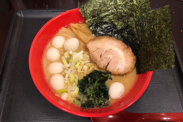 「スタンダードラーメン(豚骨醤油)780円+うずら120円」@横浜家系ラーメン 坂戸家の写真