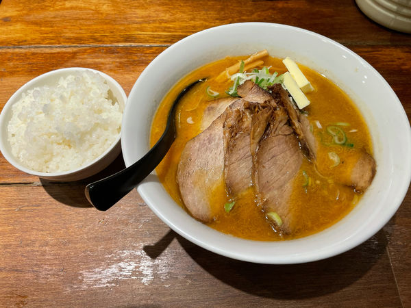 「チャーシュー味噌らぁめん+バタートッピング+小ライス」@札幌味噌麺 優の写真