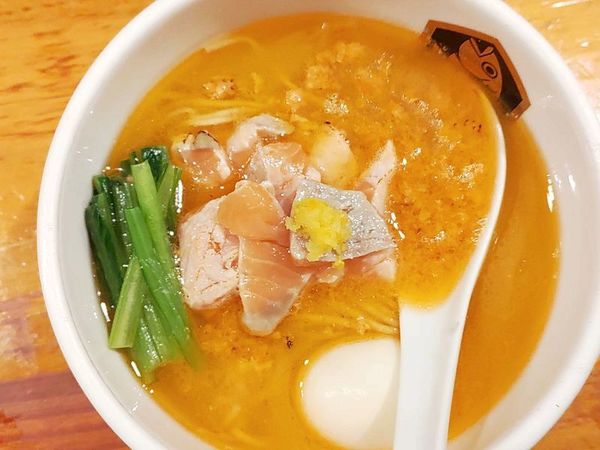 「味玉サーモンらーめん」@真鯛らーめん 麺魚の写真