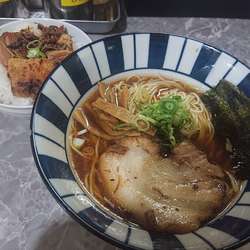 支那そば700円、ミニ角煮丼150円、ビール550円