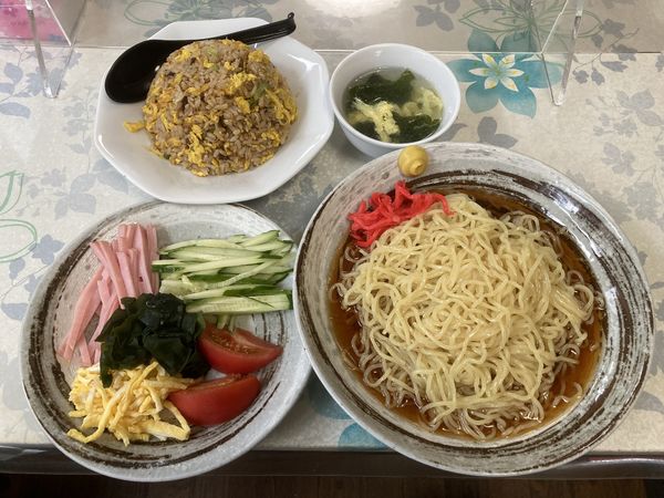 「冷やし中華（中盛）＋チャーハン」@中華料理 鑫鑫の写真