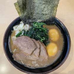 豚骨醤油ラーメン全部入り980円＋法蓮草150円＋煮卵100