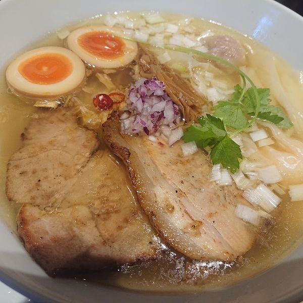 「塩らぁ麺950円、海老・肉雲呑・味玉250円」@らぁ麺や 嶋の写真