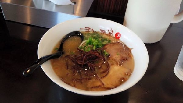 「塩豚骨ラーメン」@らーめん まんき屋 宿毛店の写真