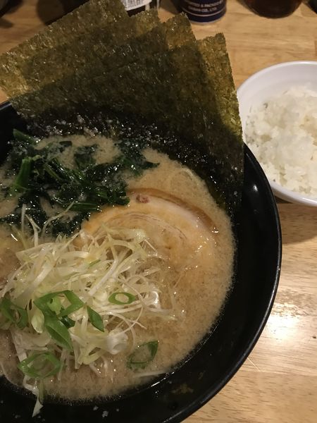 「紫龍らーめん、サービスライス」@城南らーめん 紫龍 東銀座店の写真