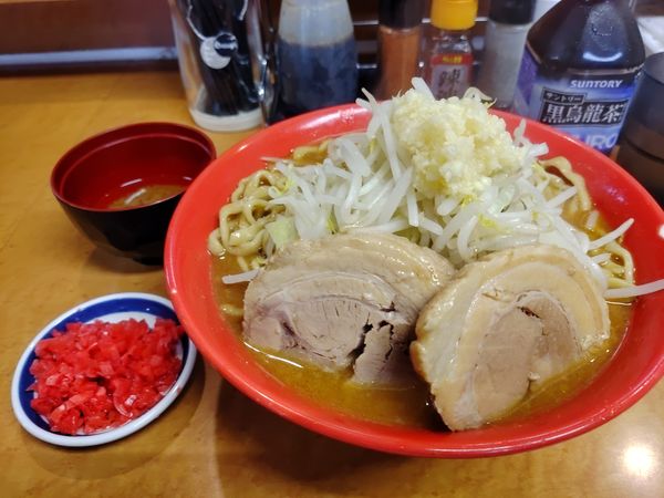 「味噌ラーメン中盛1辛ニンニクアブラ紅生姜豚1枚追加」@らーめんコジマルの写真