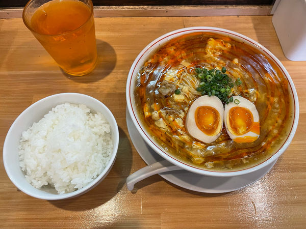 「酸辣湯麺、煮卵、白ごはん」@麺酒場 朱拉の写真