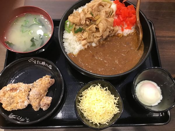 「すたみなカレー700円、生卵60円、チーズ150円(唐揚げ)」@伝説のすた丼屋 柏店の写真
