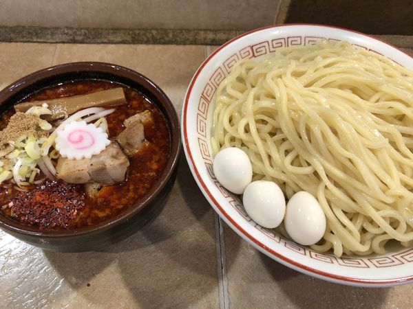 「辛つけ麺大盛うずら」@泪橋 溝の口店の写真