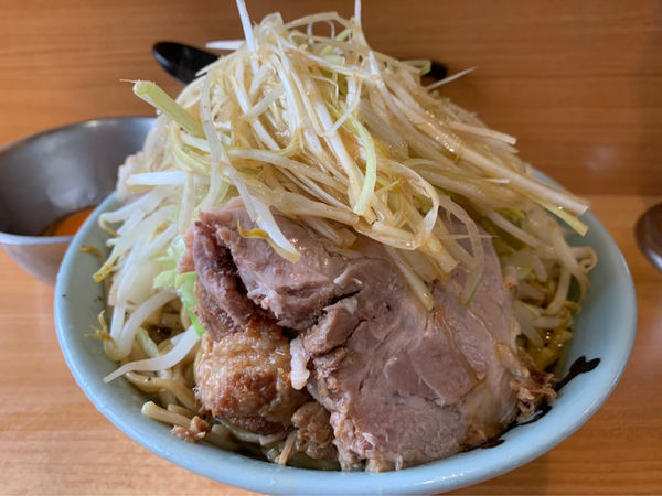 「ドクロ（髑髏）ニンニクアブラマシマシ　ねぎ　生たまご」@ラーメン二郎 八王子野猿街道店2の写真