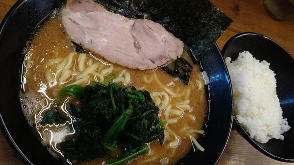 「ラーメン、無料ライスを朝ラーで」@横浜家系らーめん 武道家 吉祥寺店の写真