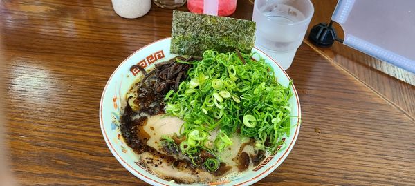 「濃厚ラーメン黒+トッピングネギ」@ラーメンかなやの写真