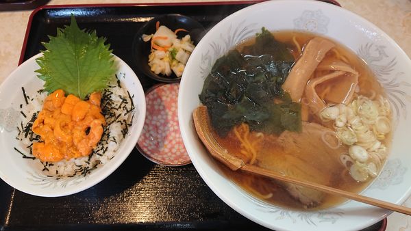 「ミニうに丼とラーメンセット　１２００円　※」@中華&割烹 那須の写真