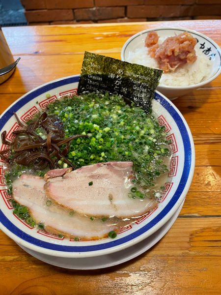 「ネギらーめんバリカタこってり＋韓国風明太子ご飯＋替玉×2」@博多長浜らーめん 田中商店の写真