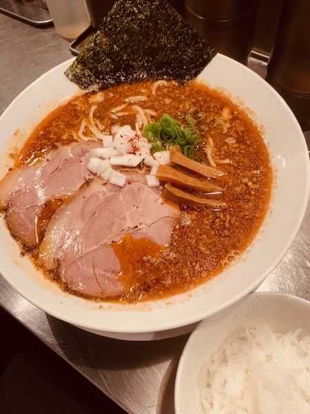 「背脂ジョニー 800円　赤ver 50円」@麺屋 愛心 TOKYO 町屋店の写真