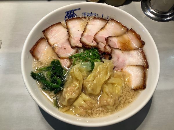 「【限定】皮付きバラ肉の背脂煮干しチャーシューワンタン麺」@中華蕎麦 瑞山（ZUIZAN）の写真
