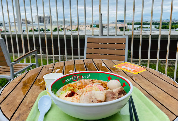 「まぜそば（大）に味玉とチャーシュー2枚（1200円）」@ジャンクガレッジ イオンレイクタウンmori店の写真