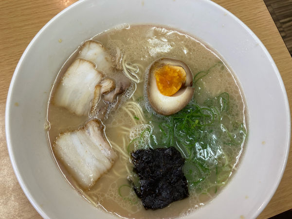 「ラーメン¥480+瓶ビール¥510」@名代ラーメン亭 博多駅地下街店の写真