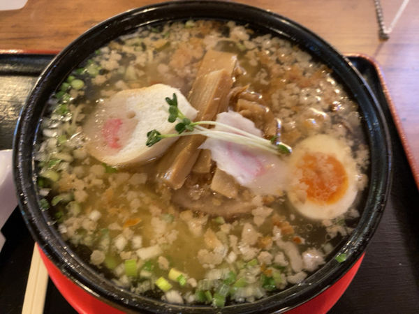 「極背脂塩ラーメン」@麺厨房あじさい 横浜ハンマーヘッド店の写真