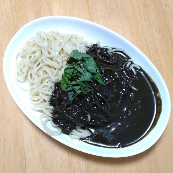 「(テイクアウト) イカスミのまぜそば 650円」@空庵の写真