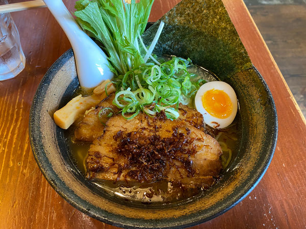 「熟成炙り焼豚塩らーめん1280円」@麺屋いつきの写真