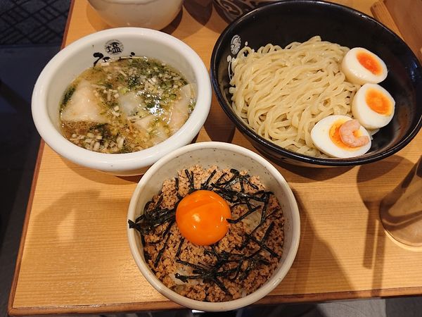 「塩つけ麺 ひるがお盛 親子丼」@塩専門 ひるがお 東京駅店の写真