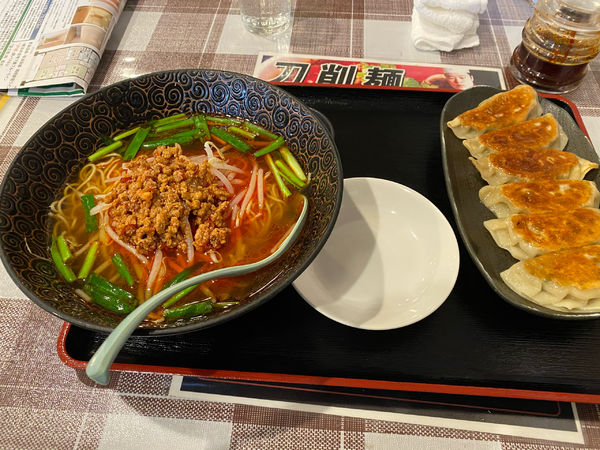 「旬香菜館 台湾ラーメンと焼き餃子セット 720円」@中国料理 旬香菜館の写真