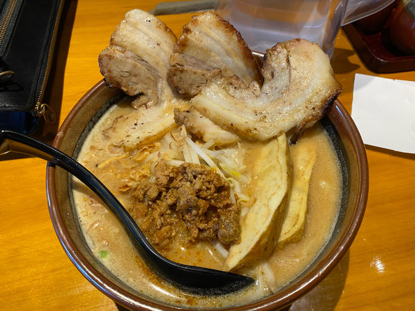 「北海道味噌炙りチャーシュー麺（大盛り）1309円」@麺場 田所商店 本郷台店の写真