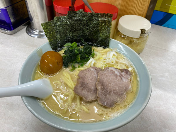 「ラーメン中盛固め味玉830円」@ラーメン寺田家 戸塚店の写真