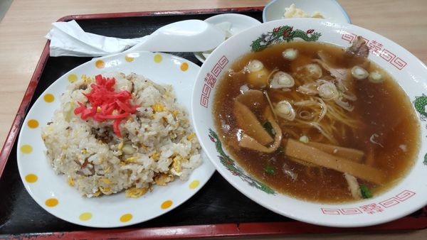 「チャーハン半ラーメンセット650円」@ホームラン軒の写真