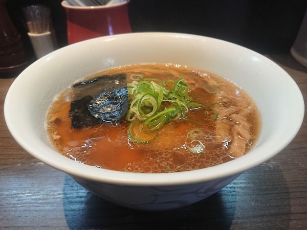 「醤油梅山豚特上チャーシュー麺」@支那そばや 本店の写真