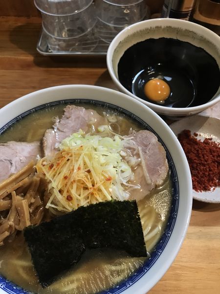 「塩、並、小チャーシュー、生卵、辛味」@自家製中華そば としおかの写真