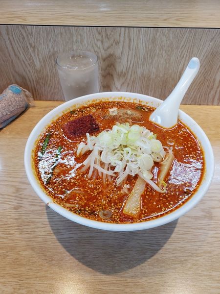 「赤いラーメン@1050」@信長ラーメンの写真